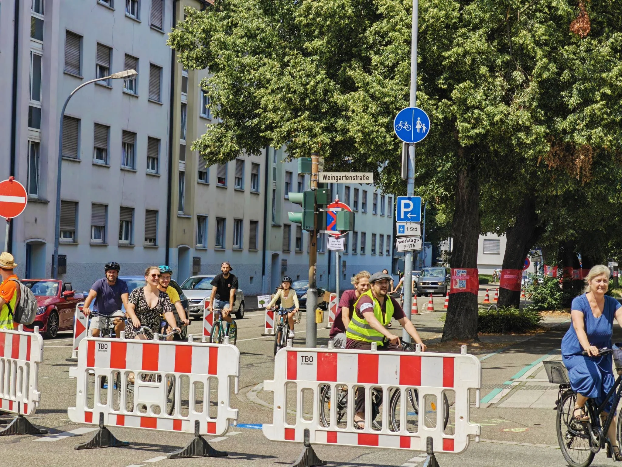 Liste Lebenswerte Ortenau - LiLO
Einbahnstrassenaktion, keine Bäume fällen in Offenburg.Kuenstliche Fahrradstrasse.
