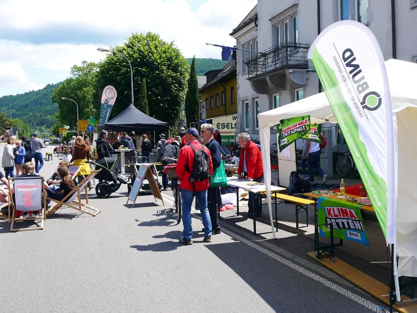 Liste Lebenswerte Ortenau - LiLO
Straßenfest HaslachAm Sonntag war ein erfolgreicher Tag für die Klimabewegung der Ortenau. Tolle Gespräche, klasse Wetter und super Essen gab es bei dem Straßenfest in Haslach, das schätzungensweise 300 Menschen zeitweise besuchten.