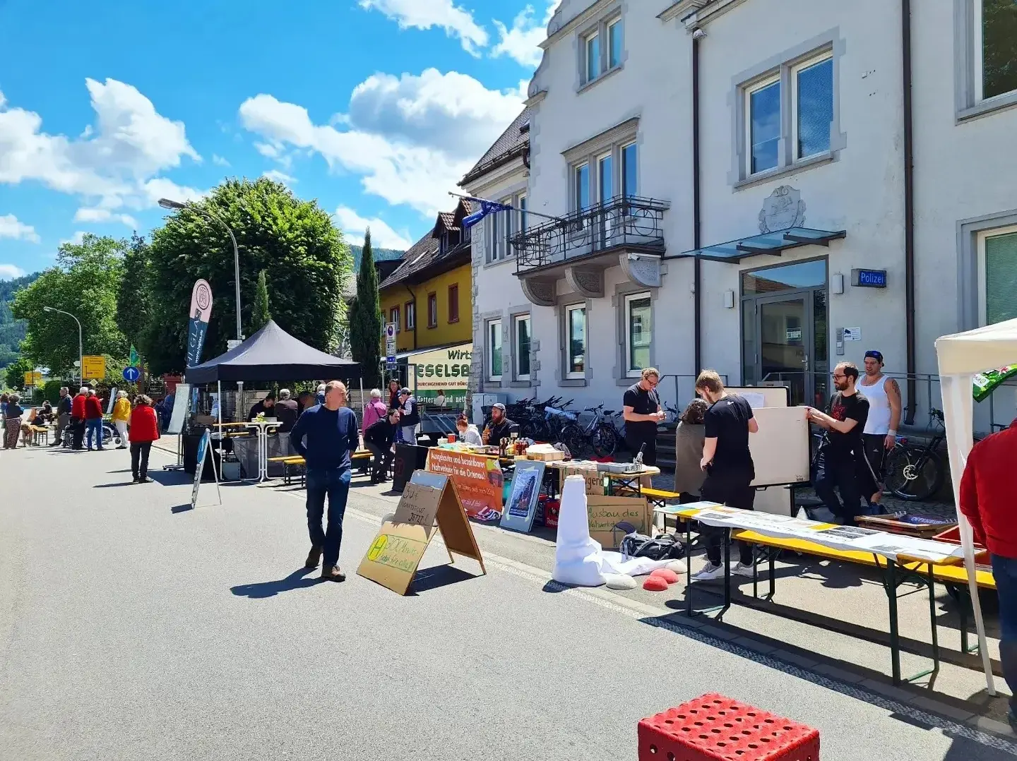 Liste Lebenswerte Ortenau - LiLO
Straßenfest Haslach

Am Sonntag war ein erfolgreicher Tag für die Klimabewegung der Ortenau. Tolle Gespräche, klasse Wetter und super Essen gab es bei dem Straßenfest in Haslach, das schätzungensweise 300 Menschen zeitweise besuchten.